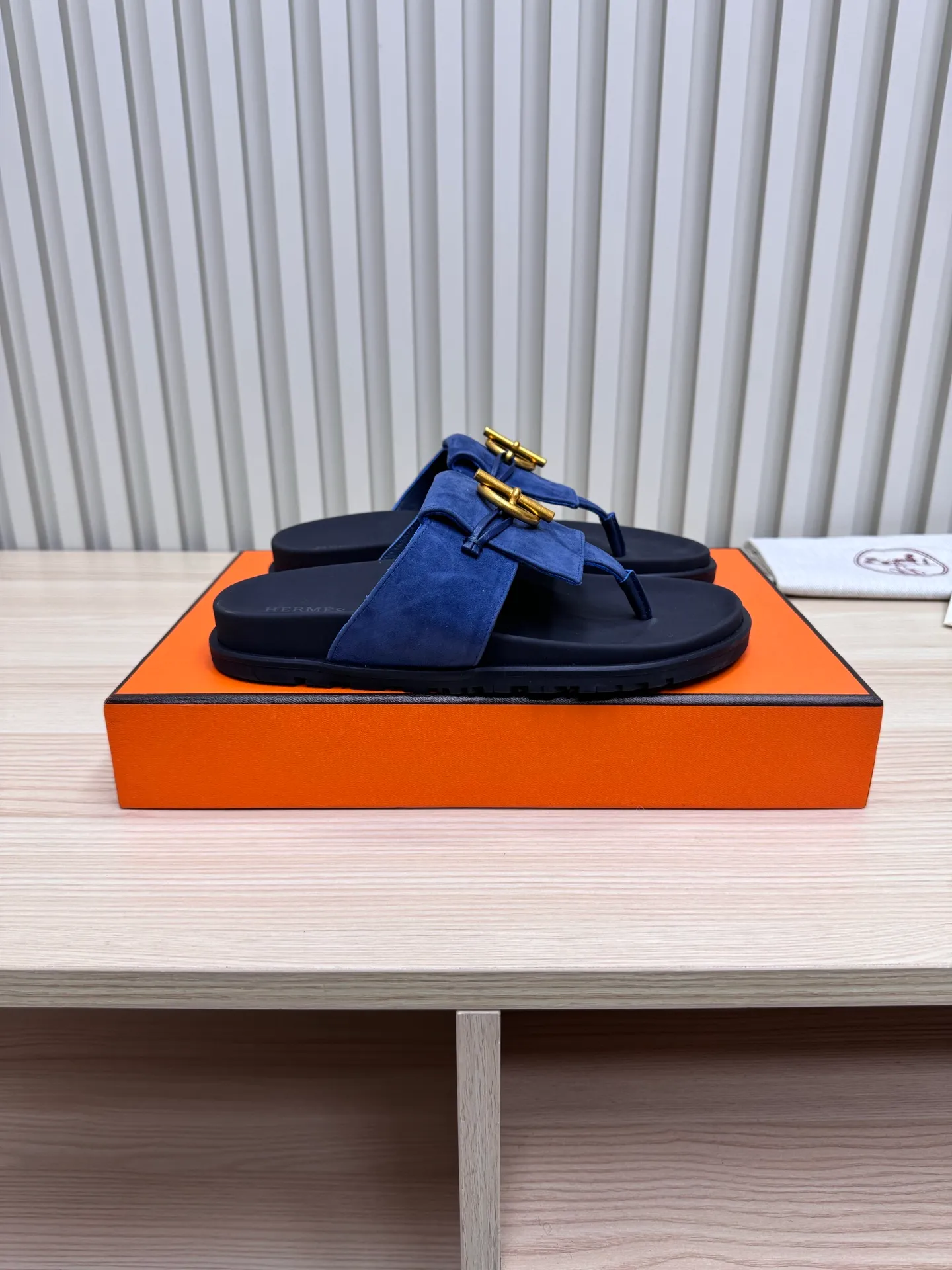 👟👟Ex-factory price 502👟👟Hermes🐎The extremely popular couple’s slippers/the latest hardware buckle sandals and slippers, paired with various colorful socks, so trendy!  ———————— Upper: imported cowhide/sheep leather/cloth/palmprint leather lining: imported cowhide/sheepskin outsole: Tpu non-slip and wear-resistant outsole Female size: 35-42 (40.41.42 non-returnable and non-exchangeable) Male code: 39-45 (45 non-returnable and non-exchangeable)